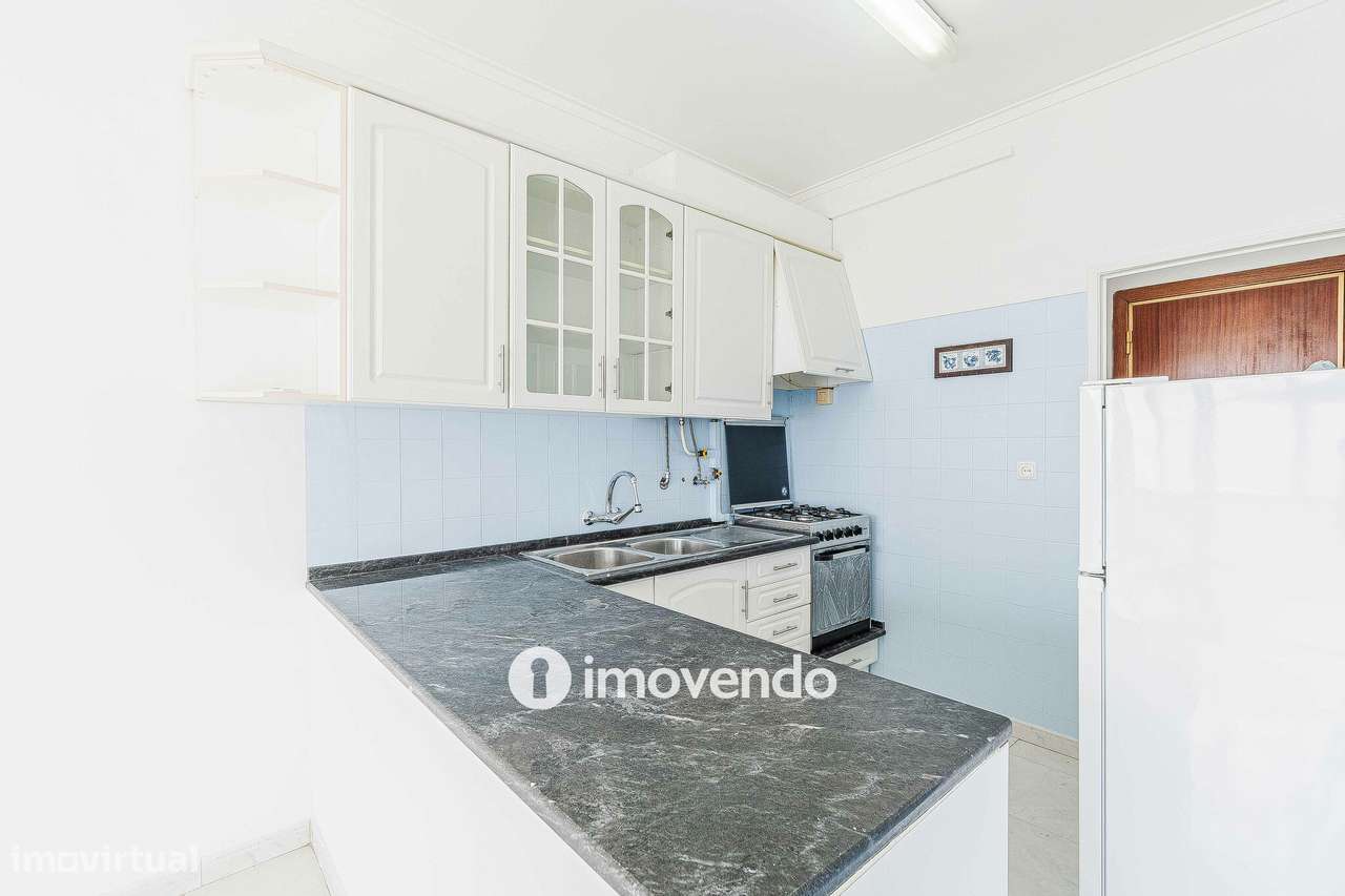 Apartamento T2 com áreas amplas, em Odivelas-9