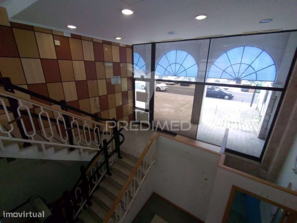Vende se Loja  com 3 pisos Barreiro-10
