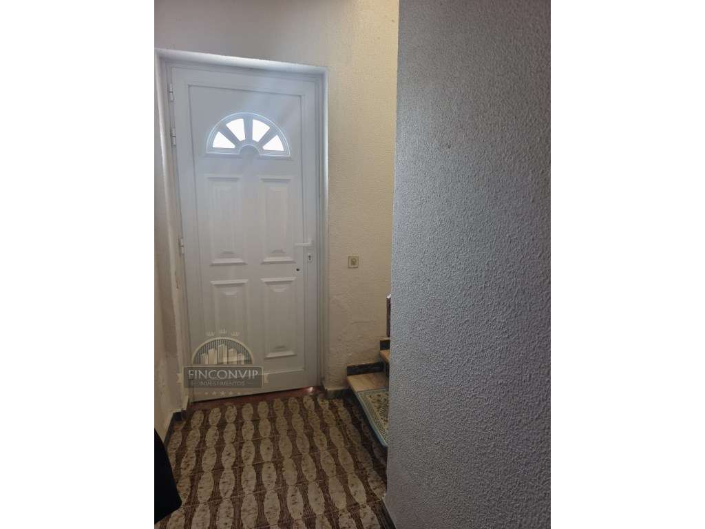 Vende-se andar de moradia bi-familiar - Rés do Chão em São Domingos...-17