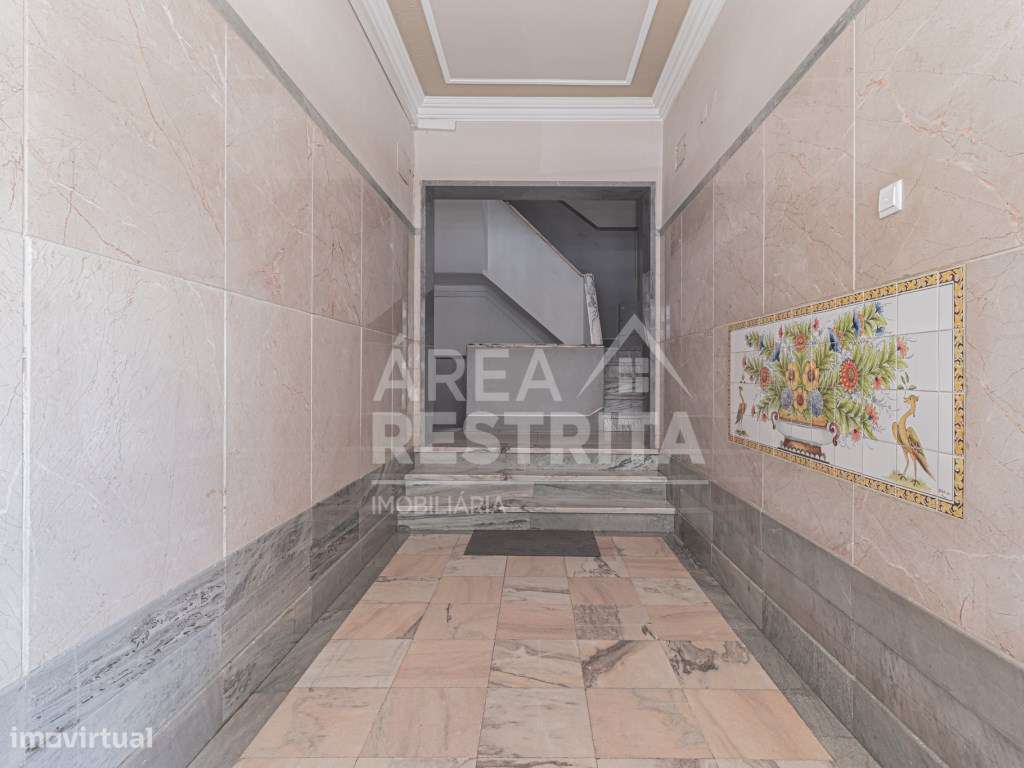 Apartamento T4 transformado em T3 no Laranjeiro-24