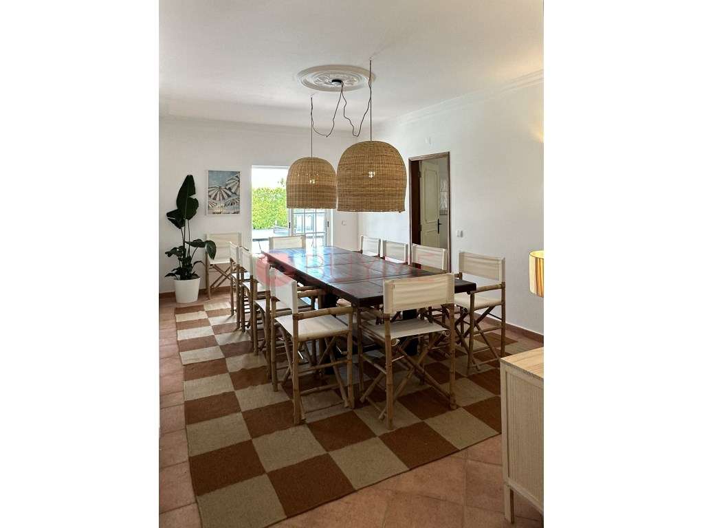 Moradia V4 Exclusiva com Piscina, Jacuzzi e Amplos Jardins em Almancil-16