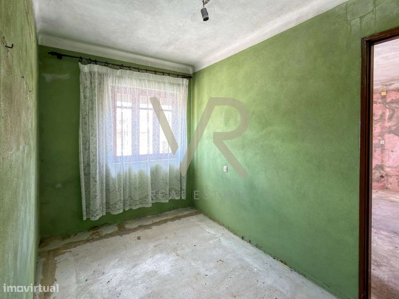 Moradia com Grande Potencial de Remodelação | Possibilidade de T5 |-33