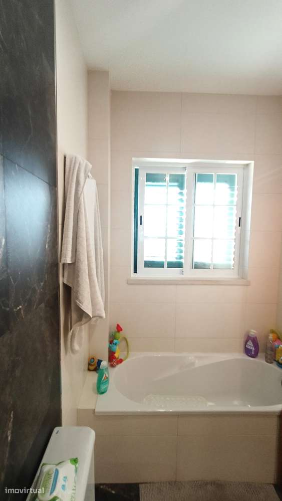 Moradia T3 em banda | 2 pisos e quintal, estimada | área  de 214m2-26