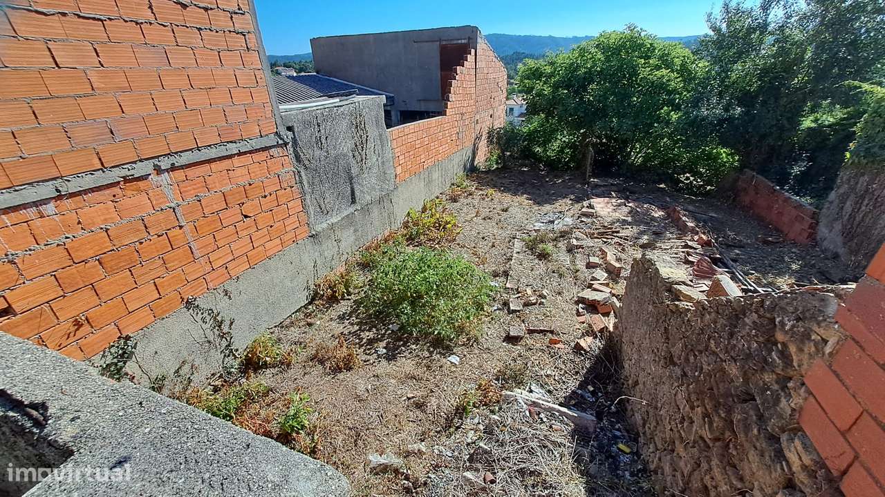 Moradia T2 para Reconstrução no Centro de Almalaguês-9