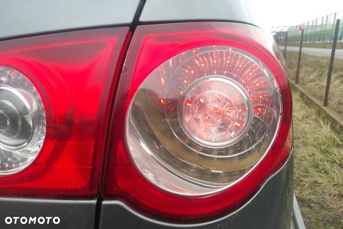 Volkswagen Passat B6 Kombi 05- lampa tył prawa w błotnik, kompletna -świeci, - 1
