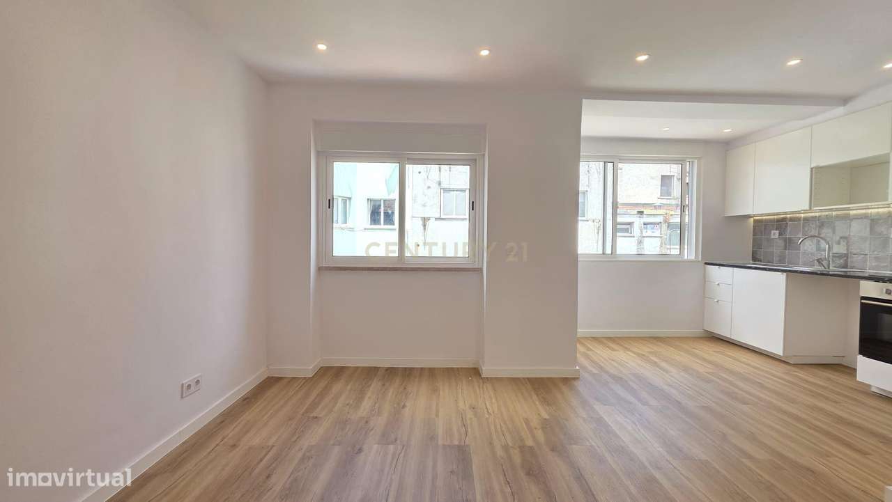 T2 Totalmente Remodelado em Queluz – Pronto a Habitar-5