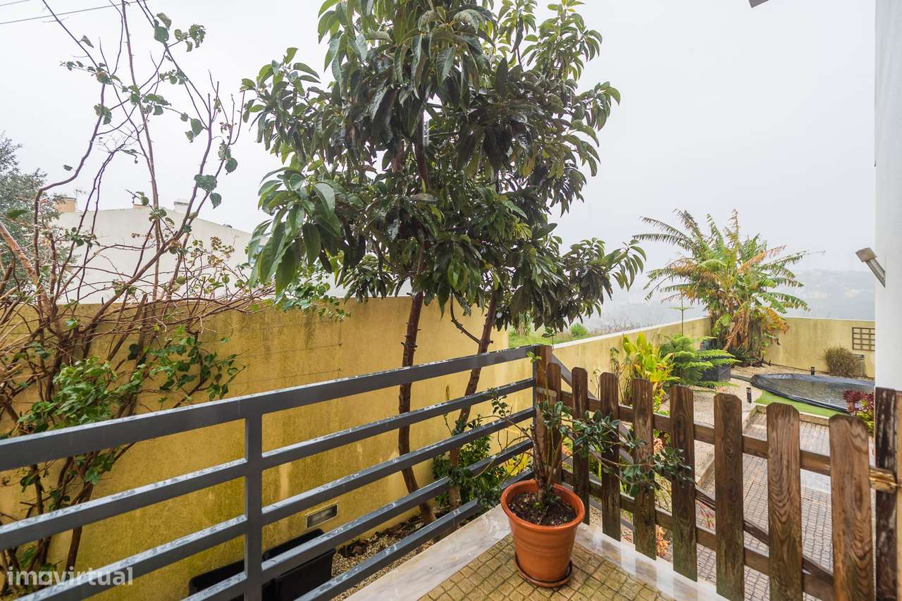 Moradia T-4+1 em Agualva Cacém-15