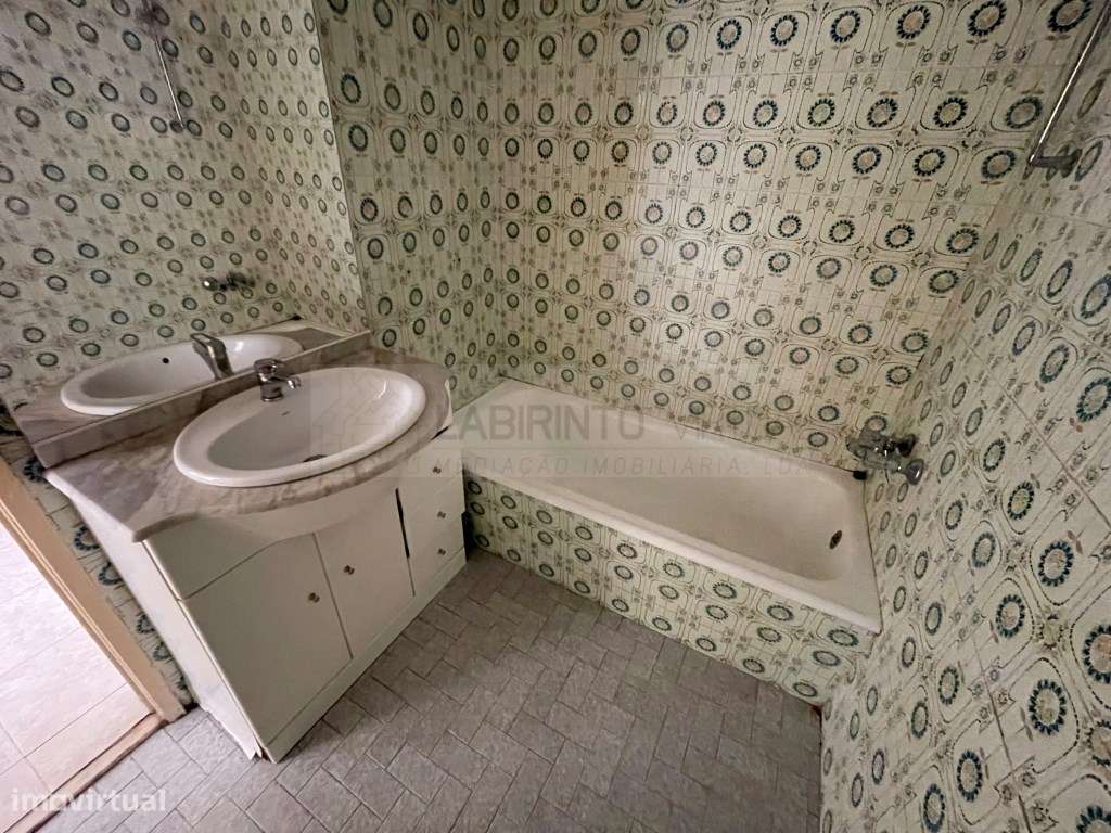 Vende-se T2 com varandas e arrecadação em Oeiras-14