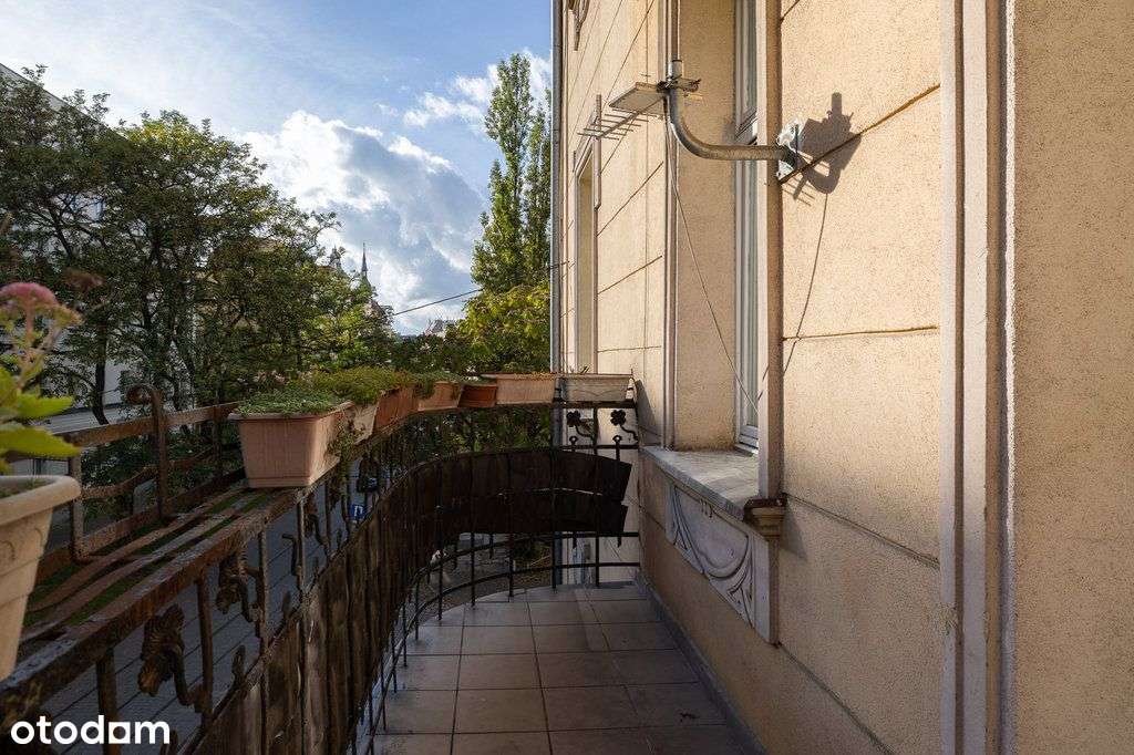 Pięknie doświetlone mieszkanie w kamienicy | film-12