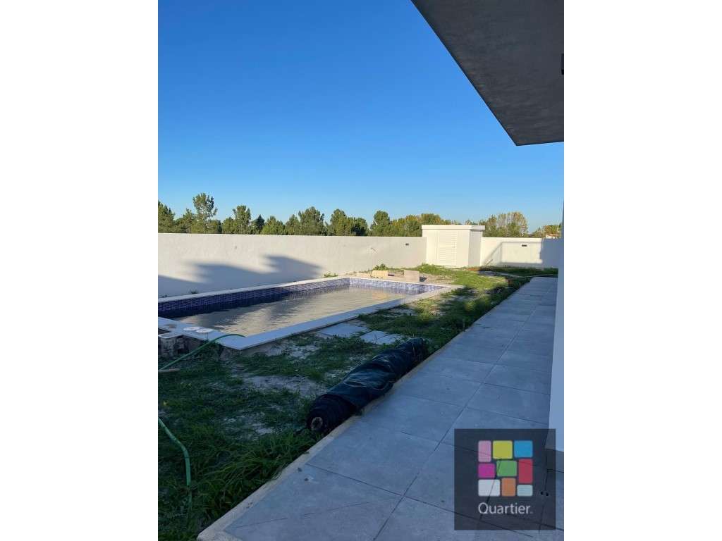 Moradia T4 em Azeitão - Conforto, Espaço e Qualidade de Vida!-13