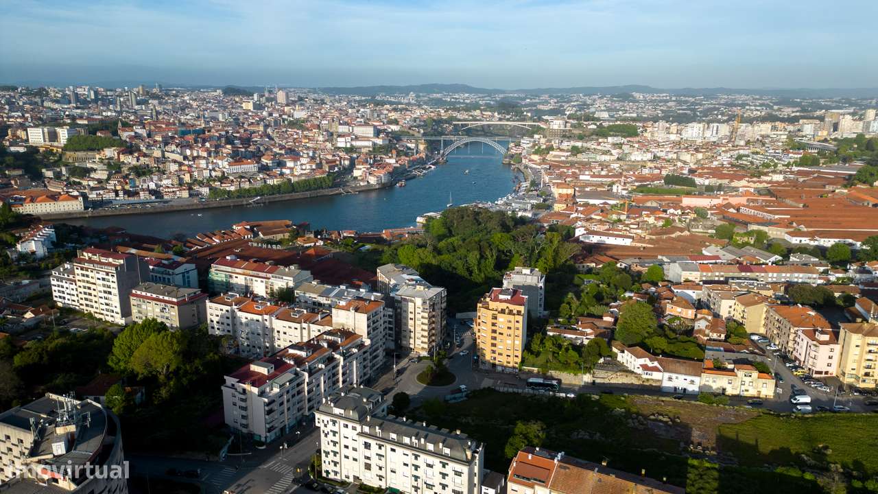 T2 +1 com 102 m² | Varanda | Perto do Metro e Baixa Ribeirinha-29