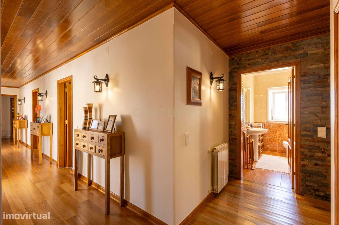 Moradia T5 Térrea com Piscina, Garagem e Lote de 2000 m² – Venda do Al-22