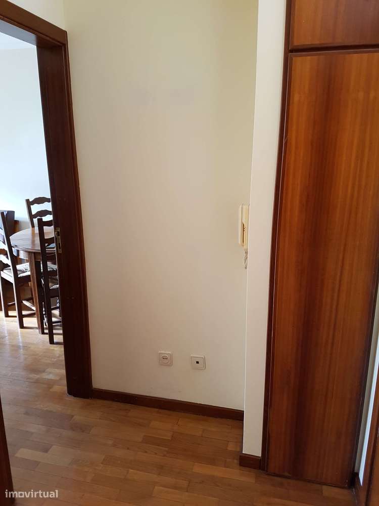 Arrenda-se T1 Kit com excelente exposição solar e óptima localização - Grande imagem: 3/10