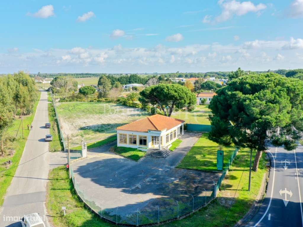 Quinta com 2 moradias, espaço comercial e loteamento a 30 minutos d... - Grande imagem: 5/39