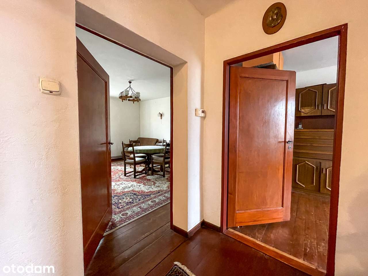 Przestronne wnętrze | 4 niezależne pokoje | podłogi i drzwi drewniane-11