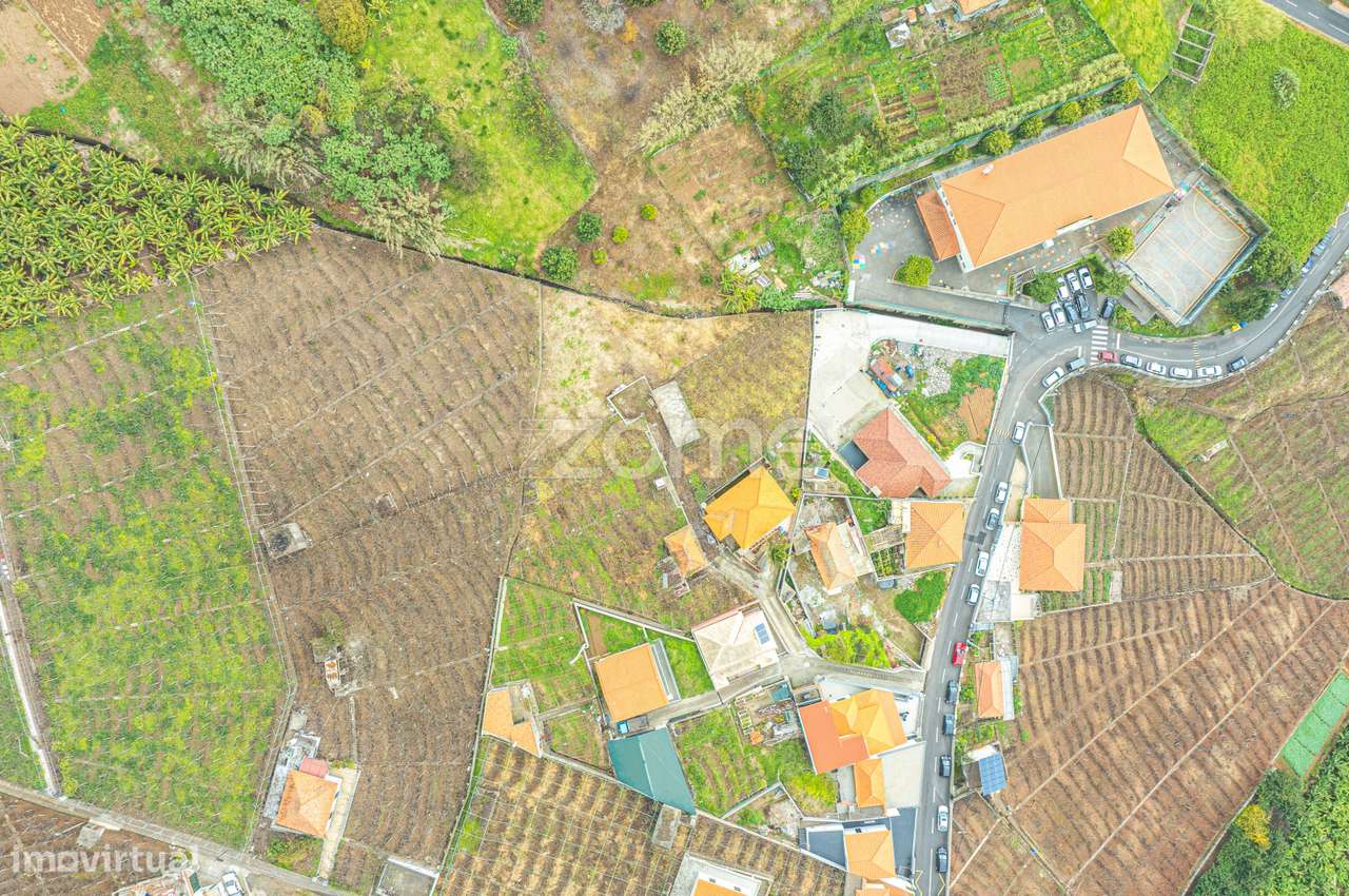 Moradia T2 para recuperar no Estreito de Câmara de Lobos-15