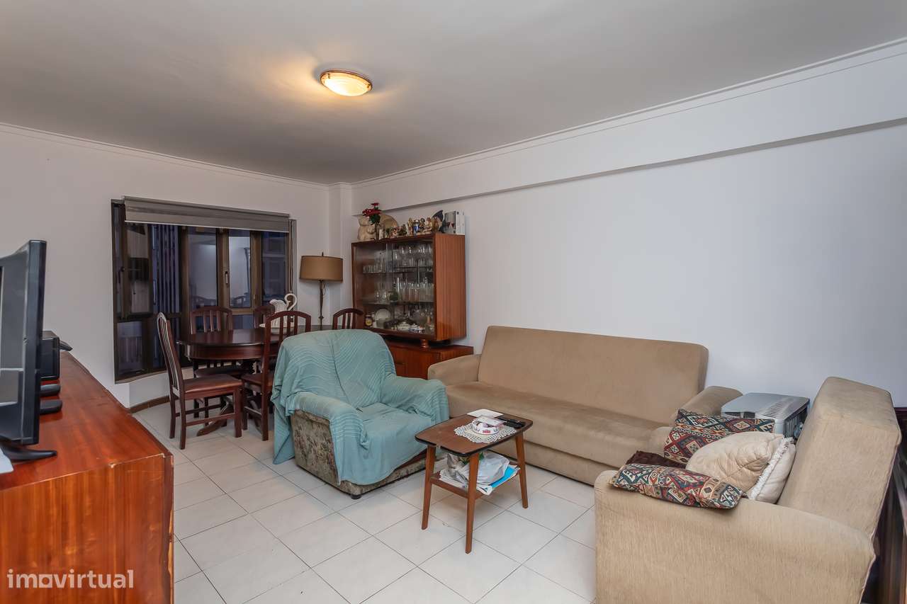 Excelente apartamento T2, situado na Tapada das Mercês-4