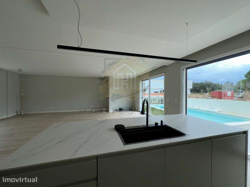 Moradia V4 com excelentes acabamentos-27