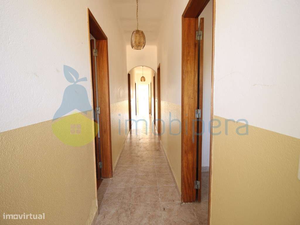 Moradia Isolada T4, térrea, de um só piso, com terreno de 3.540m2.-8