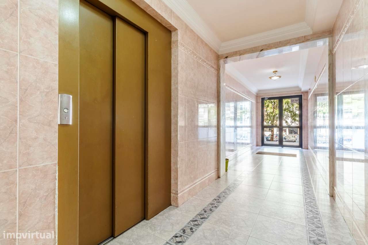 Apartamento T2 c/ 2 Lugares de Estacionamento e Terraço c/ 30m2 em Mem-46