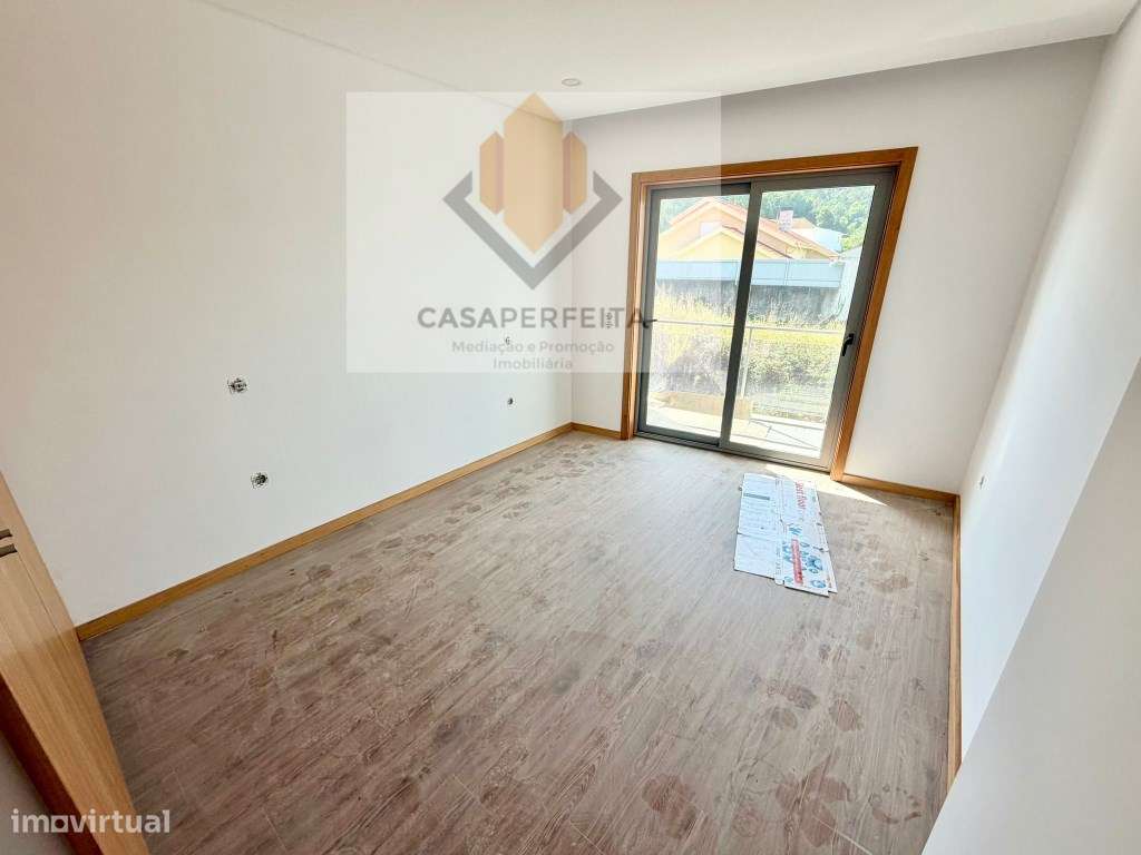 Apartamento T2 NOVO de 2 Frentes com 131m2, Varanda e Lugar de Gara...-16