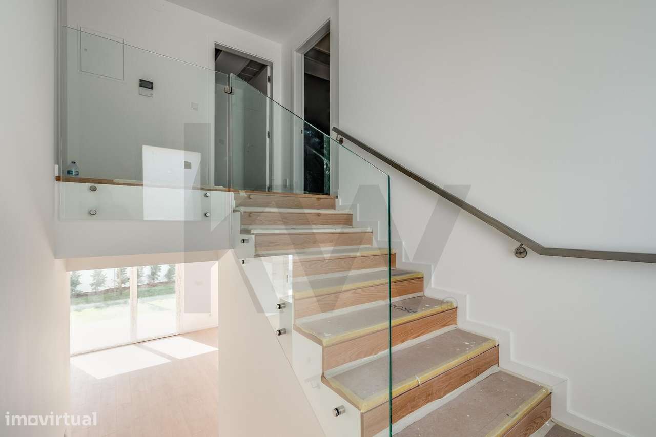 Moradia T4 (+1) em Condomínio Fechado em Cascais com jardim e piscina-17