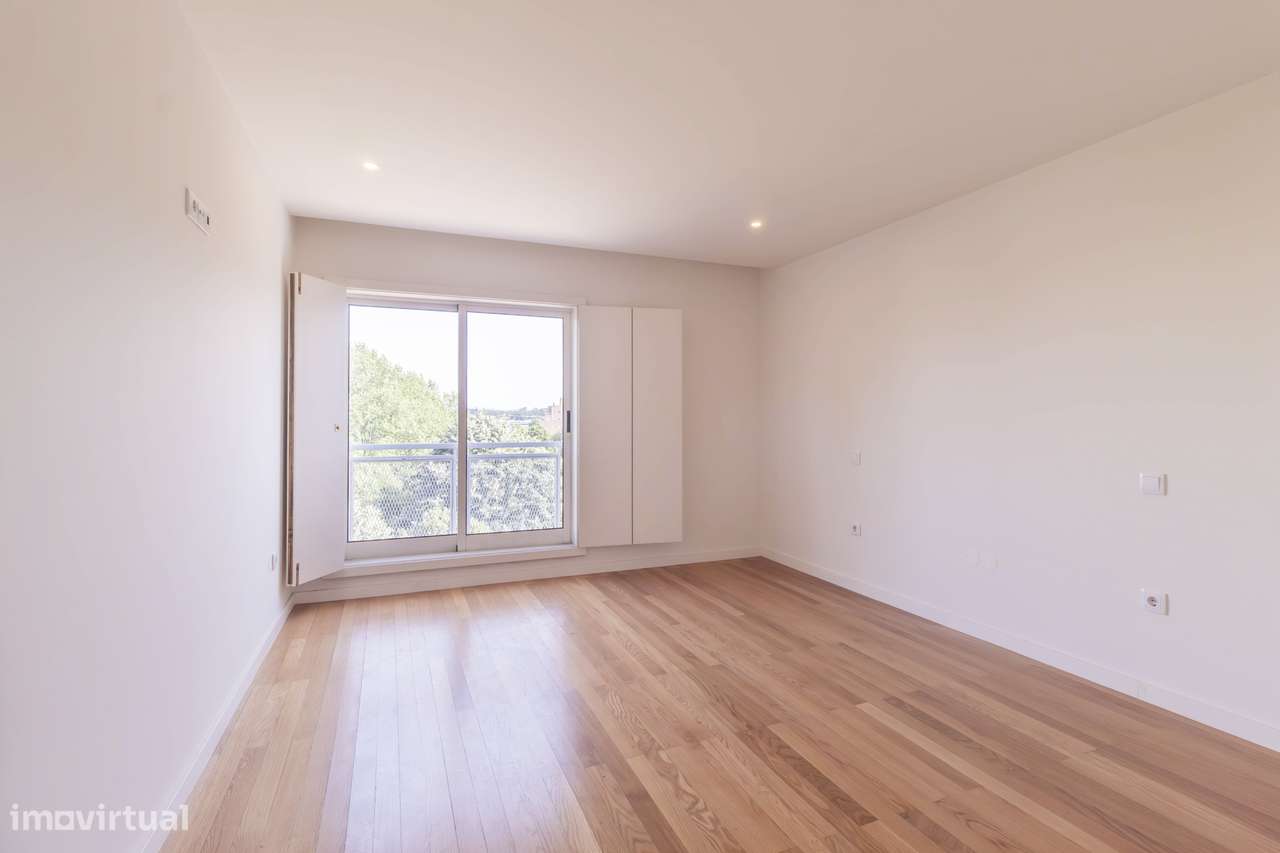 Apartamento T3, excelentes áreas 240m2 + garagem 31m2 + arrumos 4m2-50