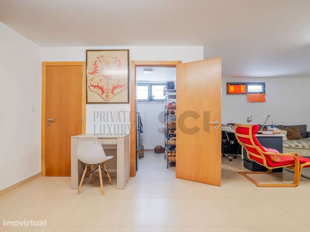 Moradia T4 na Aroeira, contemporânea com piscina e cave-53