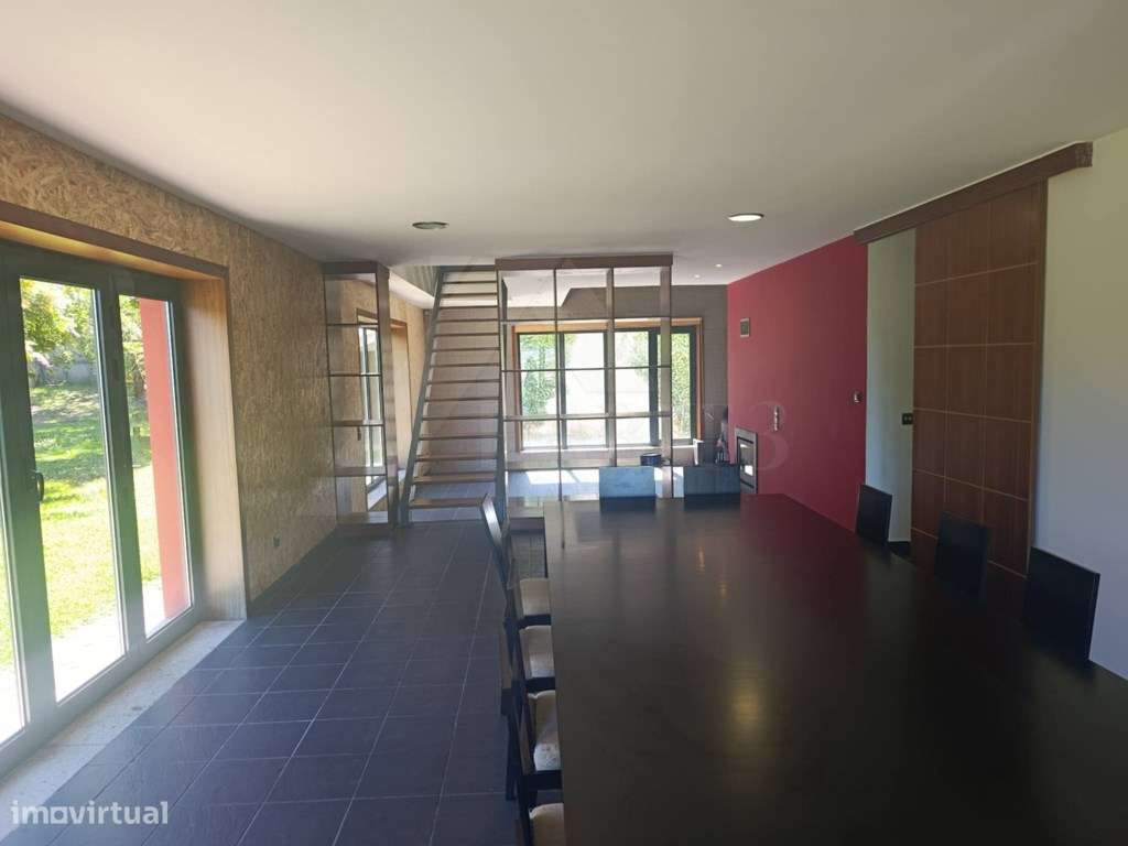 Moradia com terreno envolvente, espaços amplos e excelente potencial-29