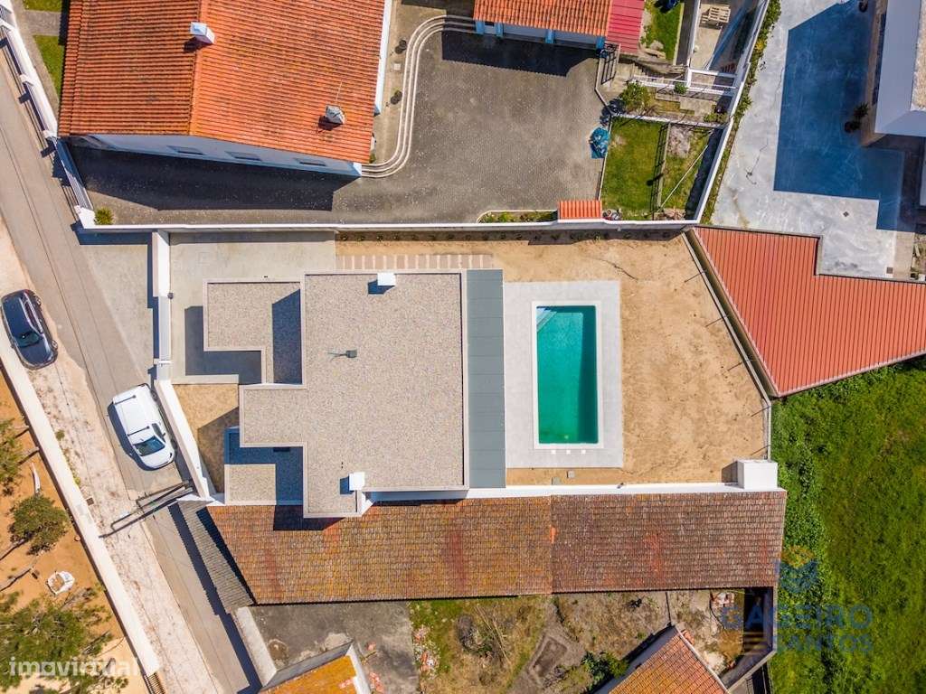 Moradia T4 com piscina, nova e pronta a habitar a 4 km da baía de S...-12