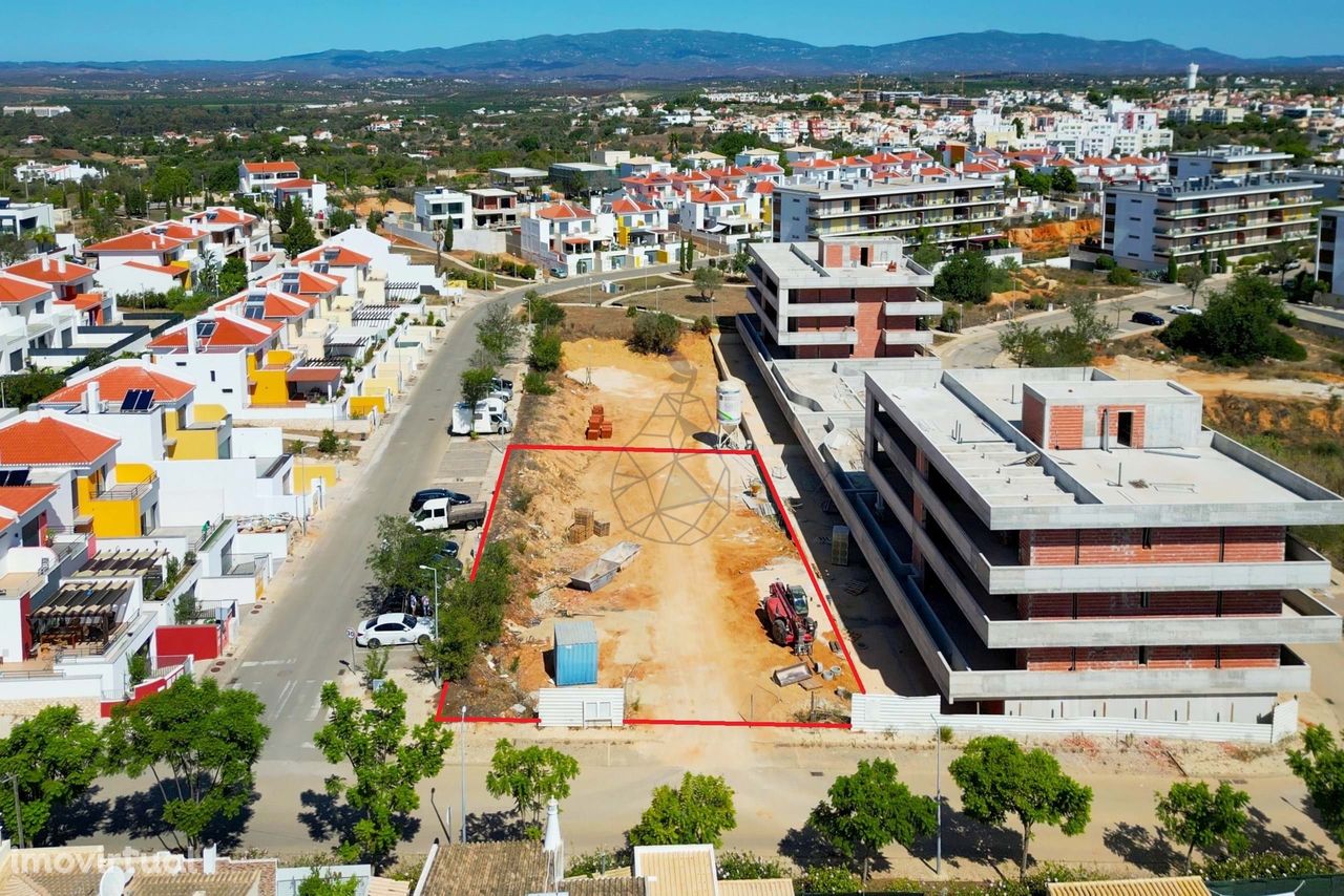 Lote de terreno com projeto aprovado para 16 apartamentos em Portimão