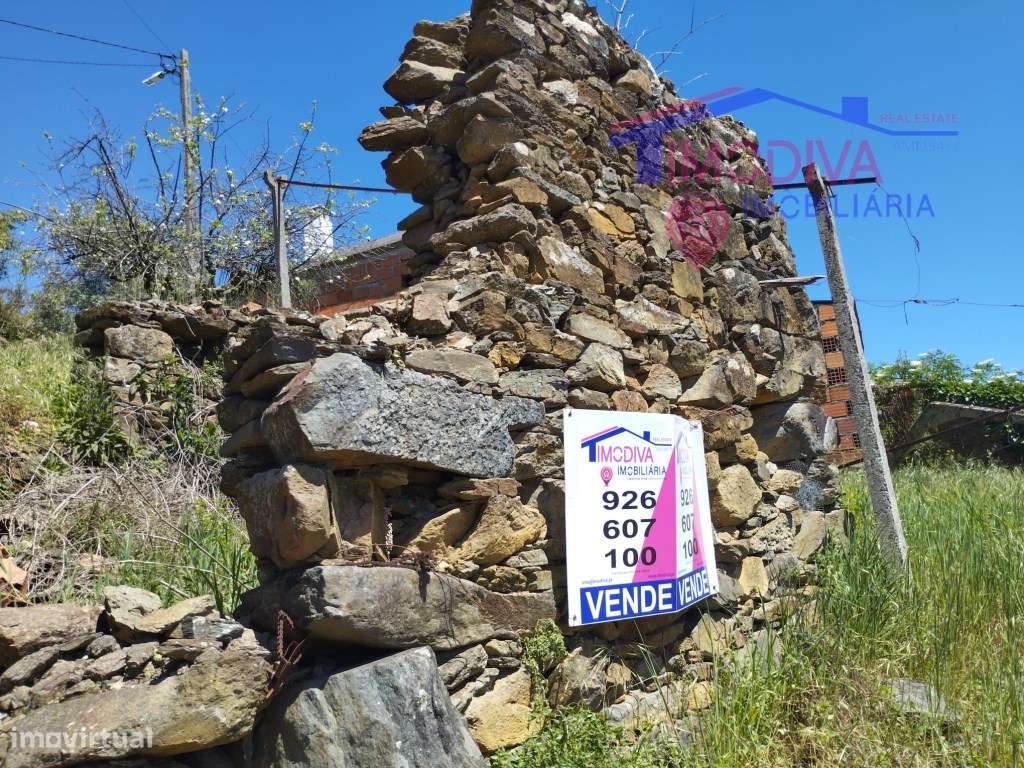 Ruina para reconstruir na freguesia de Castanheira de Pera - Grande imagem: 3/6