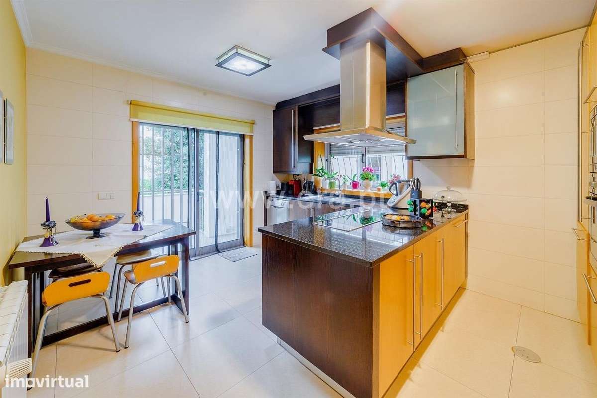 Moradia em Banda V5 com 3 frentes em Astromil - Grande imagem: 5/28