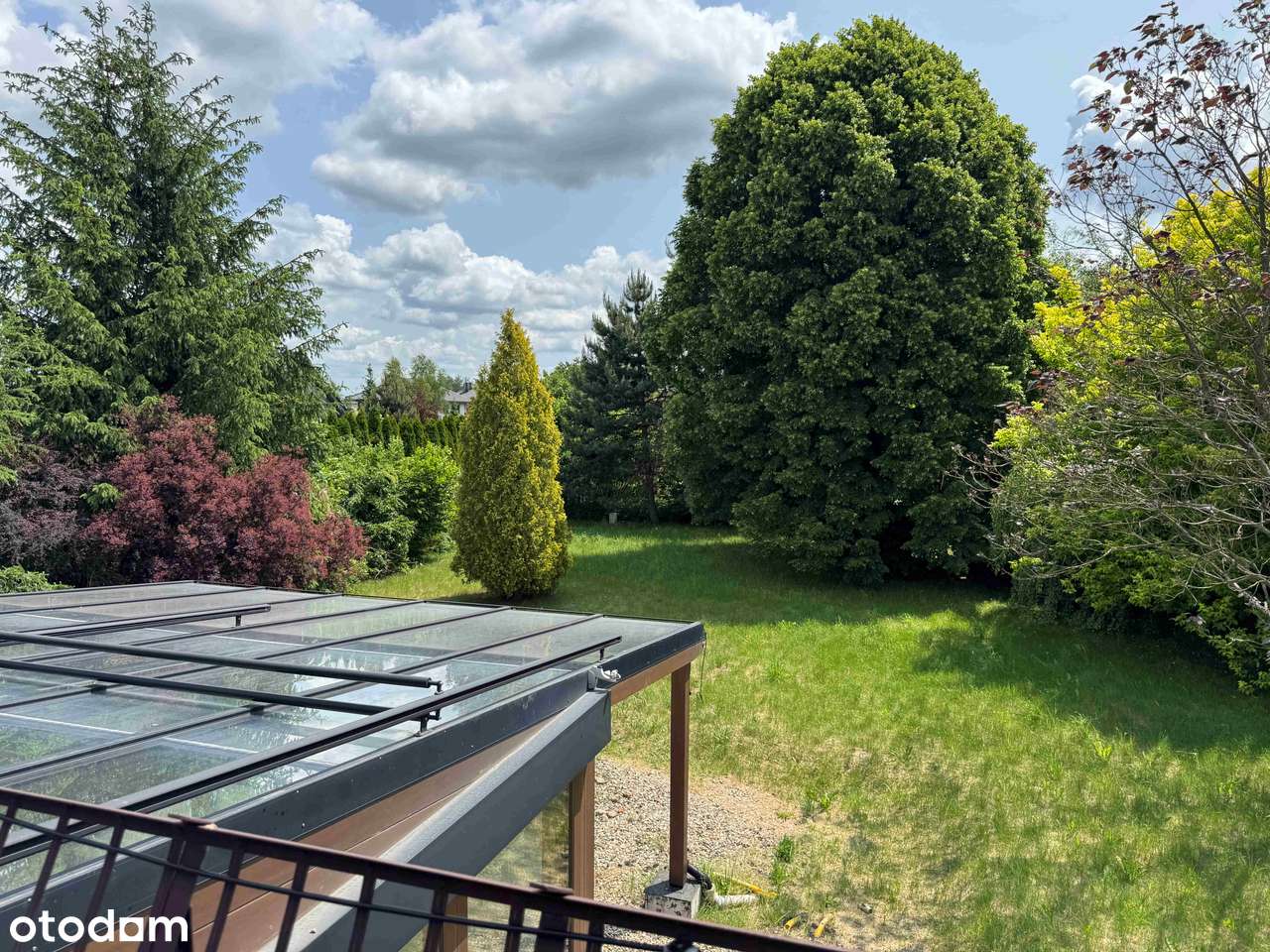 Dom z ogrodem zimowym i domkiem dla gości-8