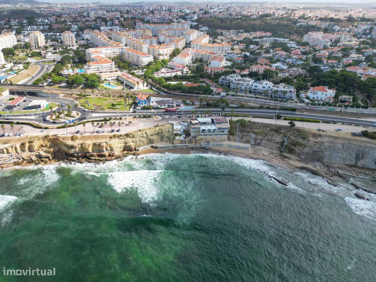 Moradia para remodelação total em Parede com Vista Panorâmica para o M-7