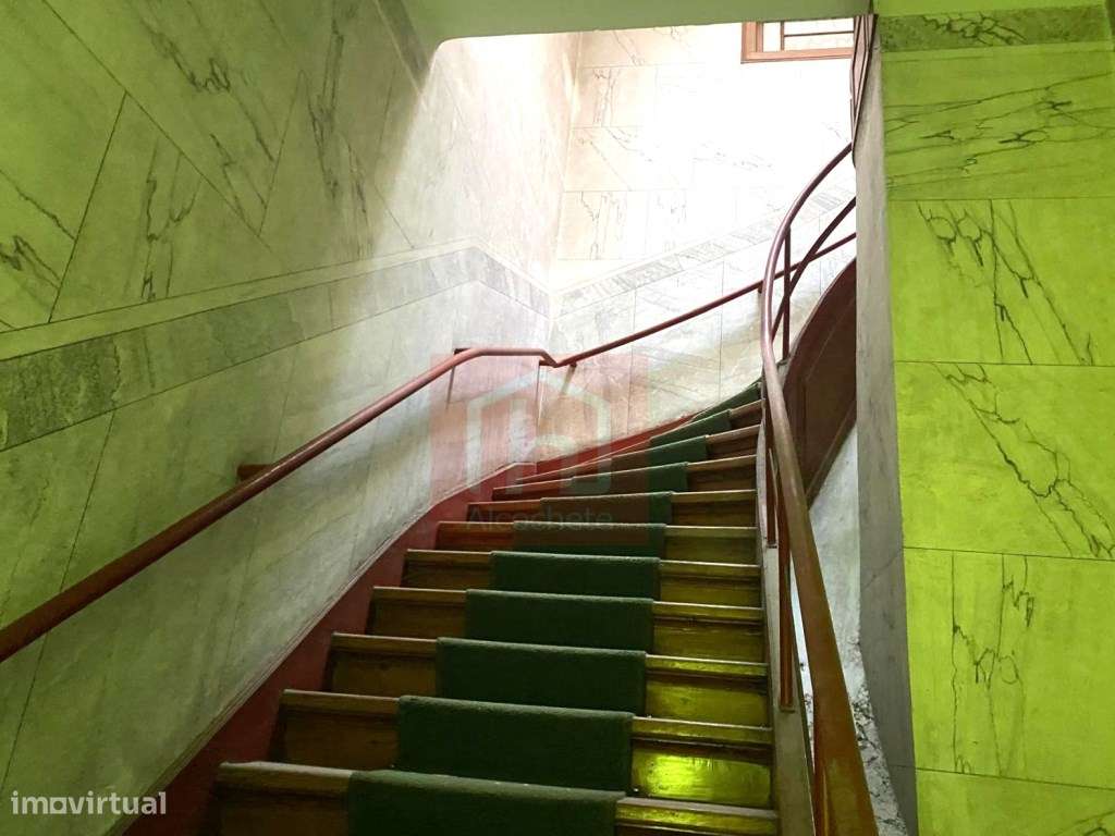 Prédio de 2 pisos para recuperar com logradouro no centro do Montijo-0