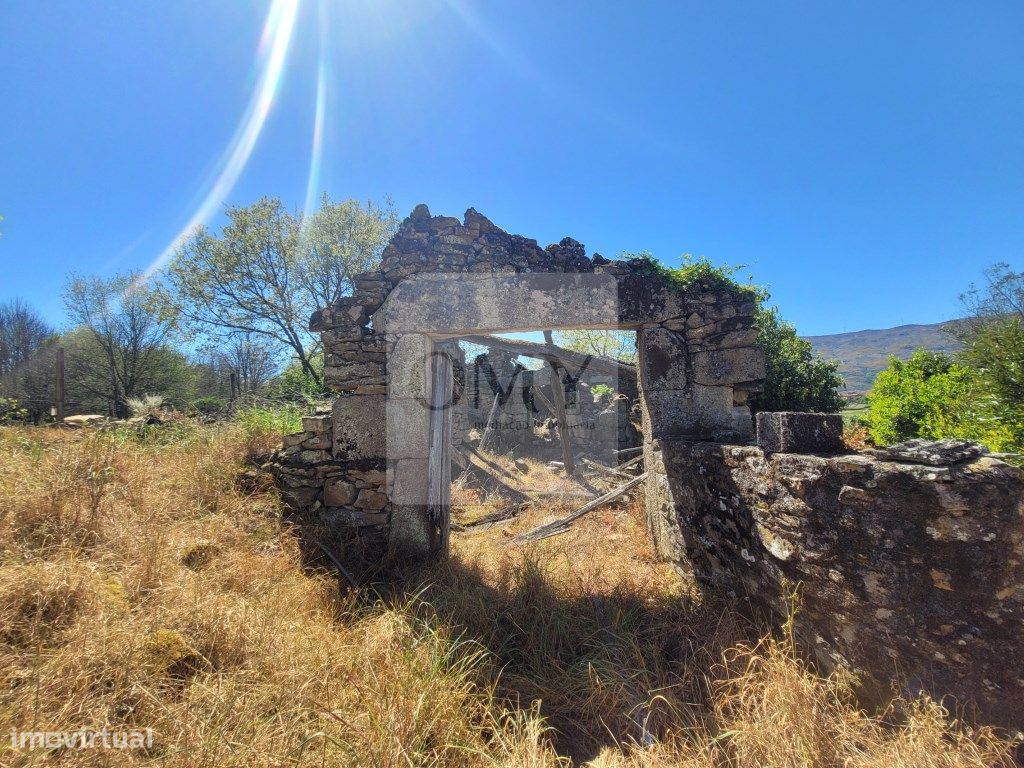 Ruína em Terreno de 1500 m2 em Felgueiras, Fortunho, Vila Real - Grande imagem: 1/21