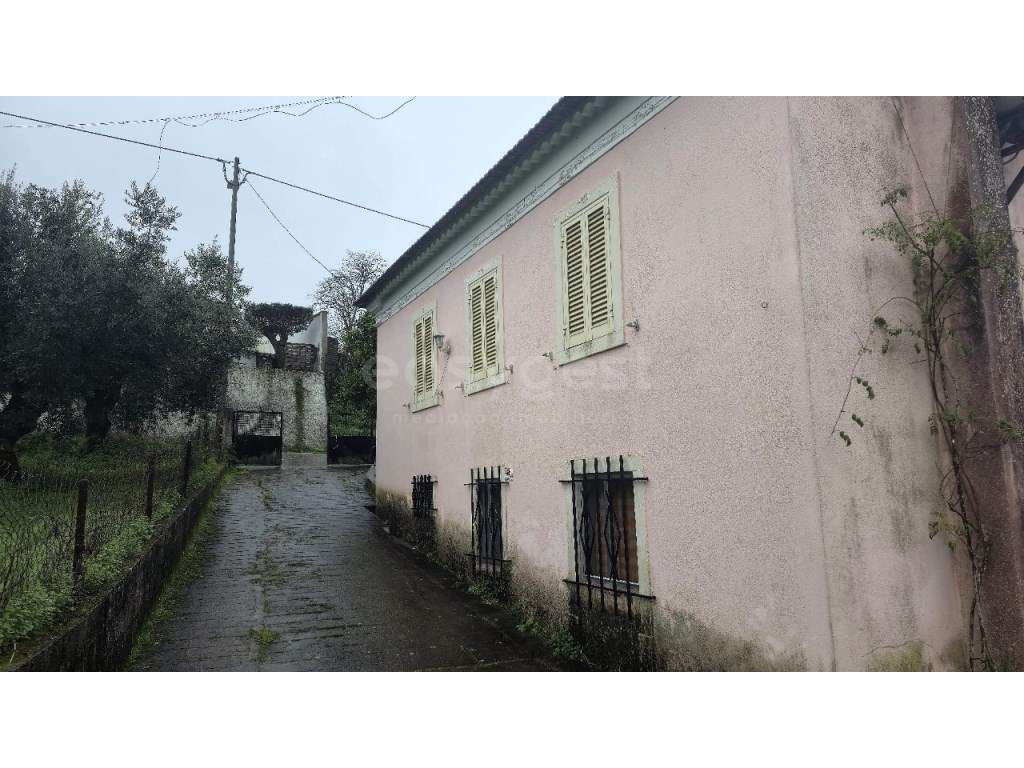 Moradia pronta com terreno a poucos minutos do acesso à IC9 - Grande imagem: 2/32