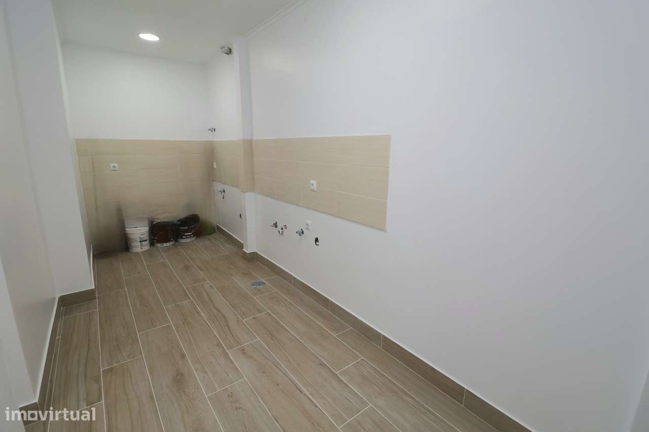 Venda de atelier convertido em habitação a estrear T4 Venteira Amadora-9