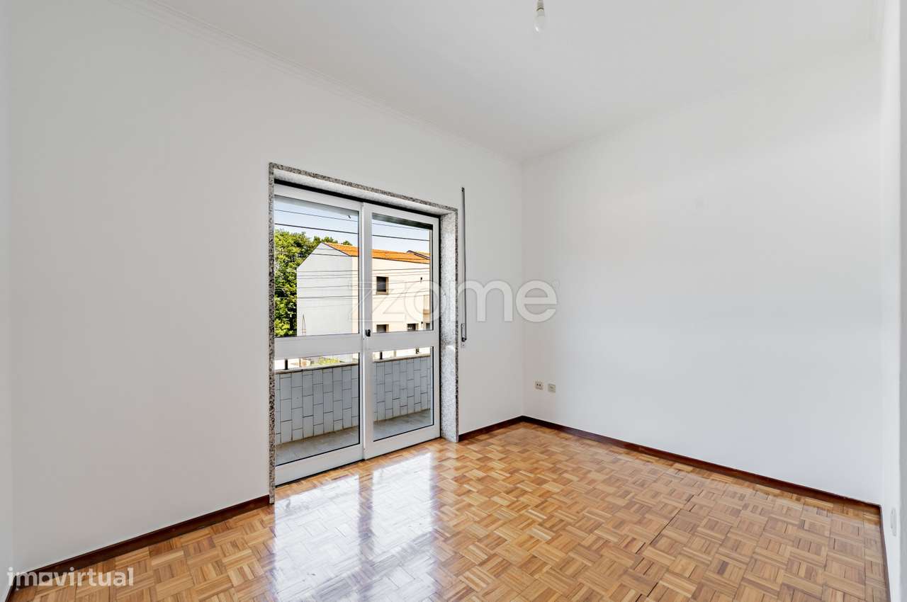 Apartamento T2 com Garagem Fechada em Ponte, Guimarães.