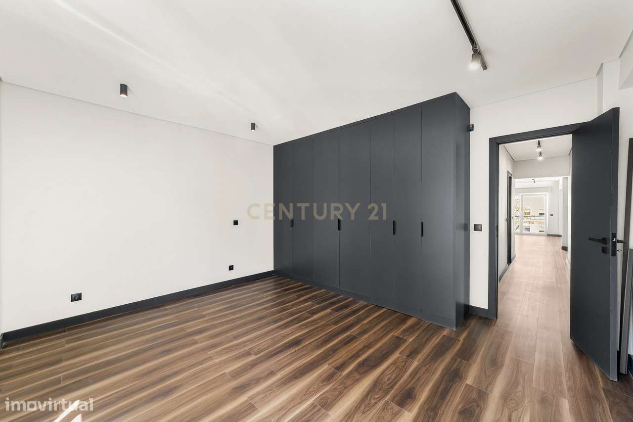 Espaçoso Apartamento T3 Totalmente Renovado em prédio com elevador no-25