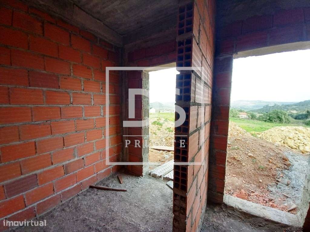 Moradia T3 Térrea unifamiliar de arquitetura moderna em fase de constr-12