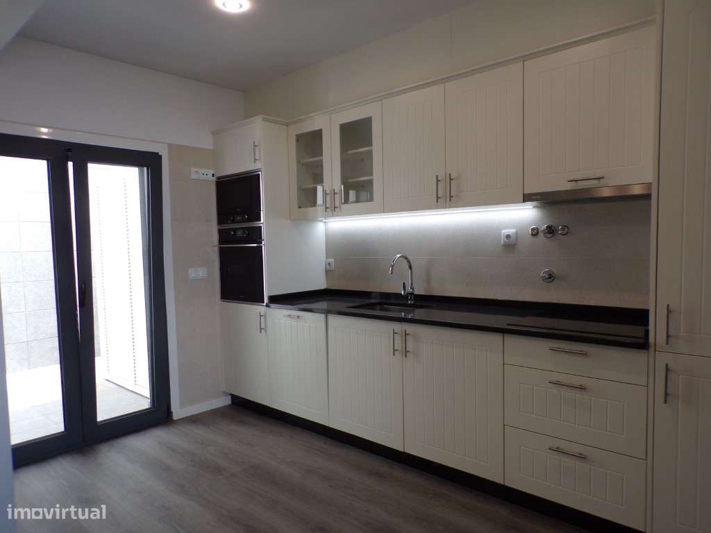 Apartamento T2, em primeira linha, com vista mar na marginal, em Se... - Grande imagem: 5/25