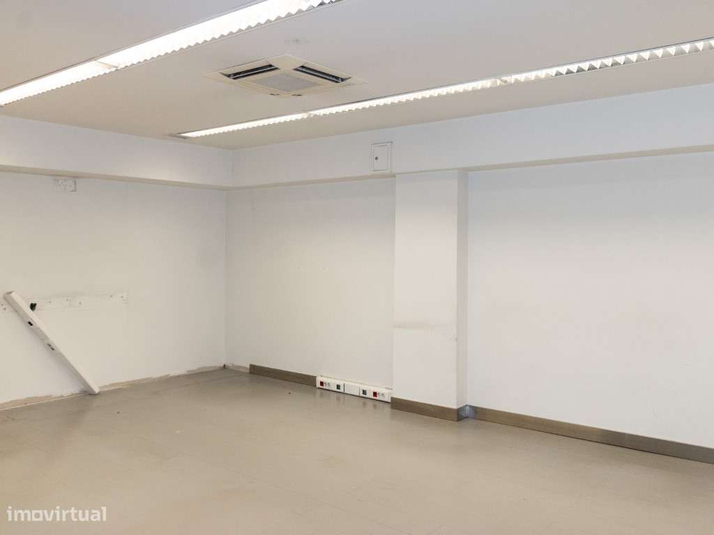 Arrenda-se loja na Baixa de Coimbra junto ao Continente - Grande imagem: 5/14