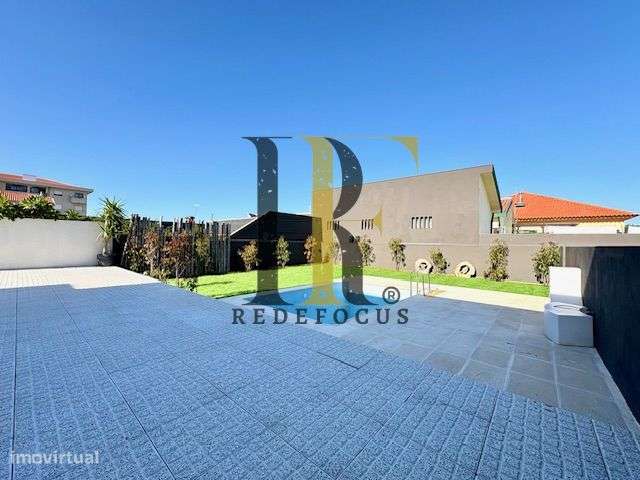 Moradia T4 de Luxo com Piscina e Jardim em Esmoriz-53