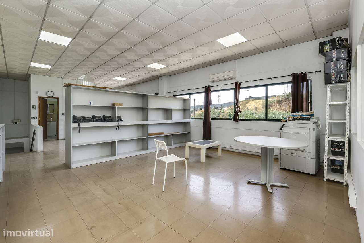 Armazém de 636 m² no Parque Industrial da Granja-9