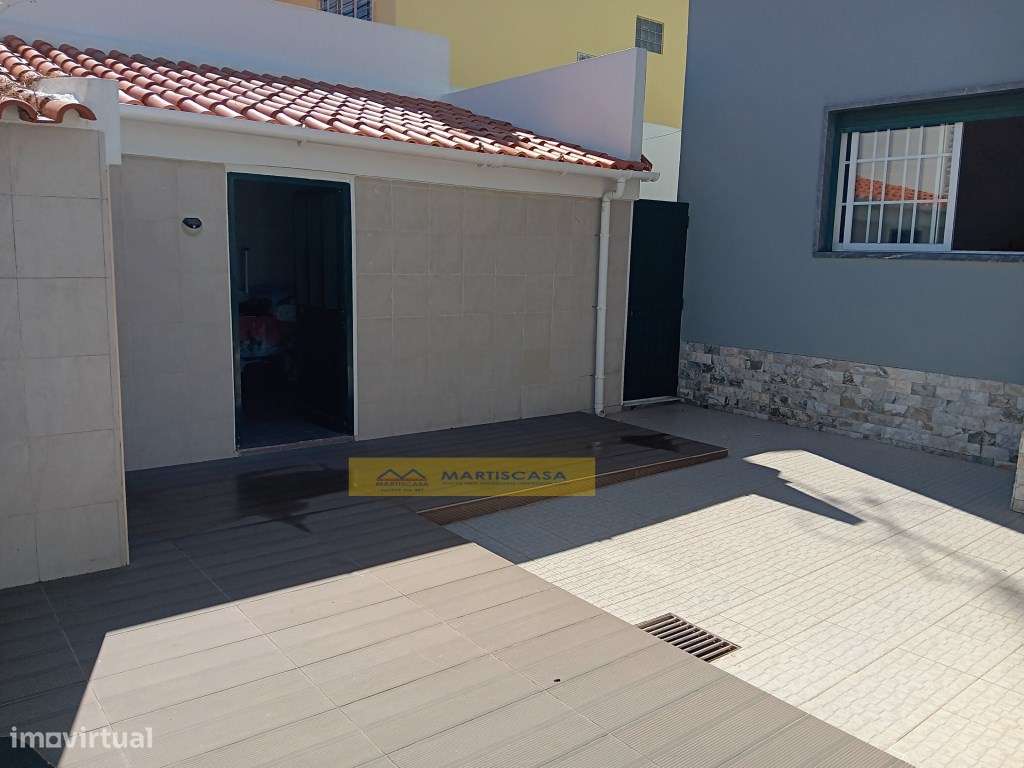 Moradia T4 totalmente remodelada, garagem, sotão e espaço exterior,...-19