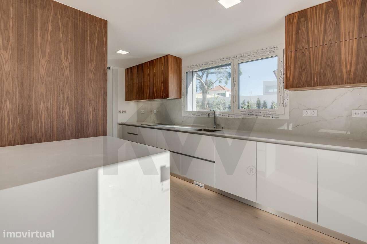 Moradia T4 (+1) em Condomínio Fechado em Cascais com jardim e piscina-9