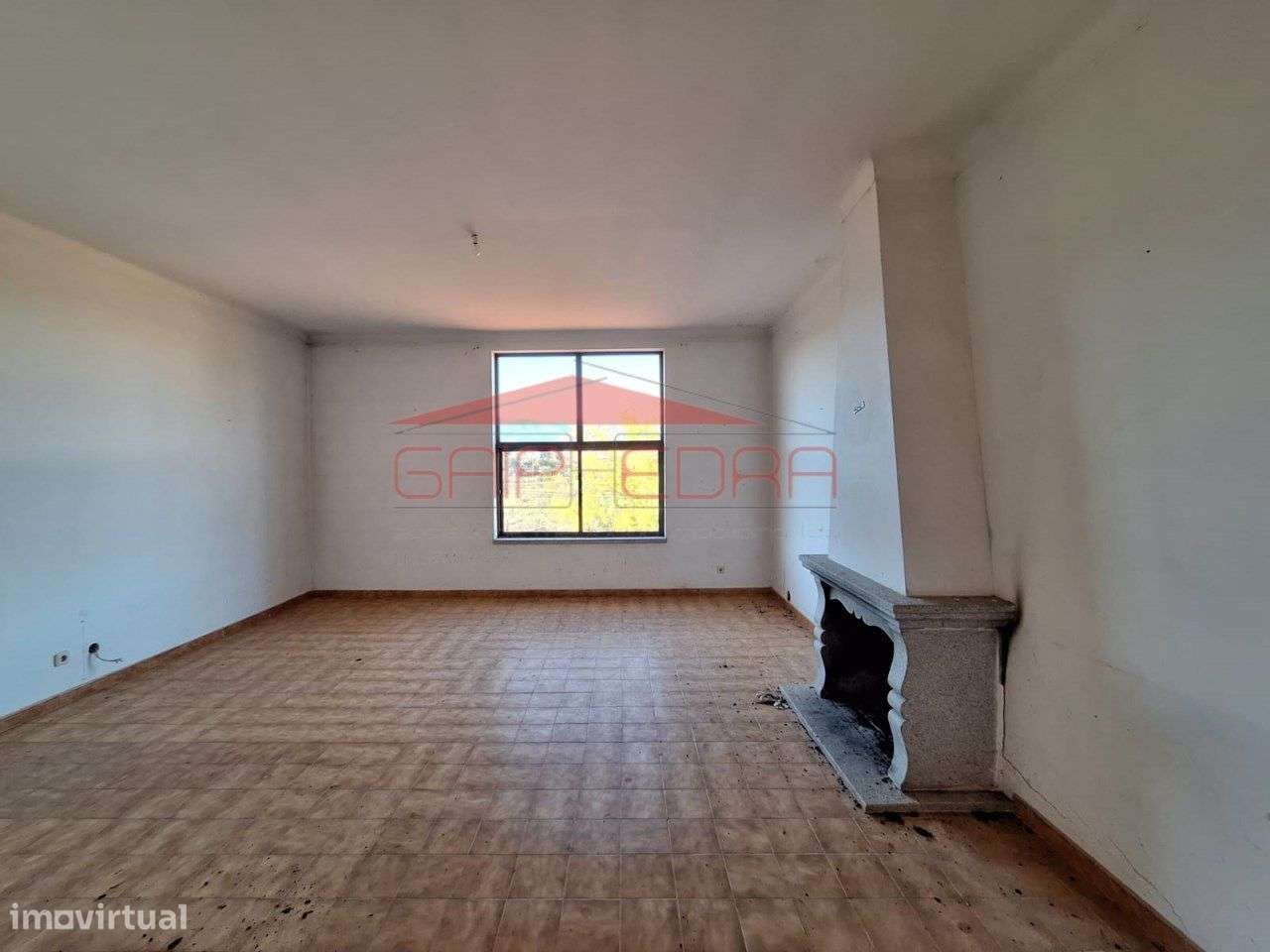 Moradia T4 com garagem e lareira perto das montanhas-14