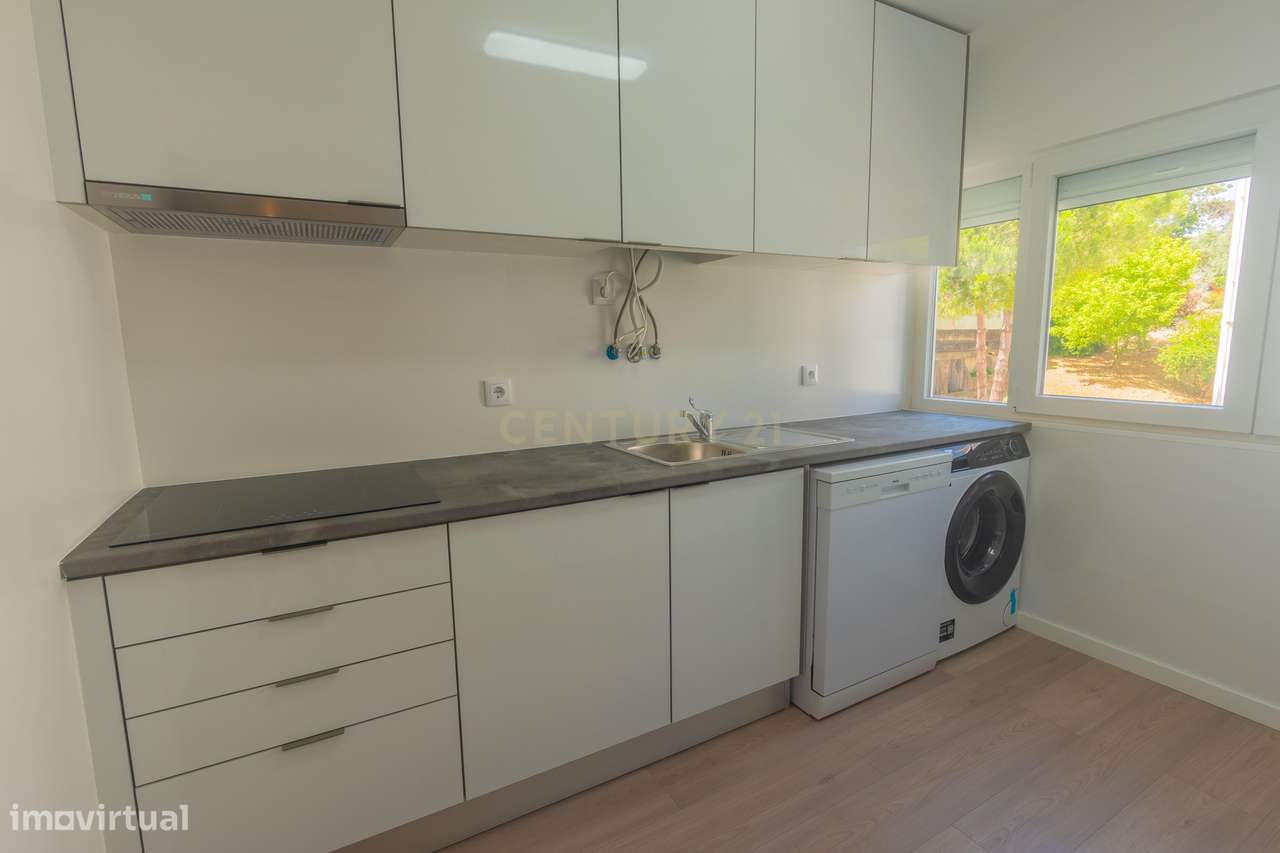 Arrendamento T2 em Paço de Arcos com cozinha equipada